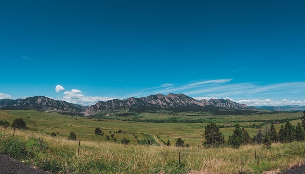 Foto vista panoramica del paesaggio erboso contro il cielo blu