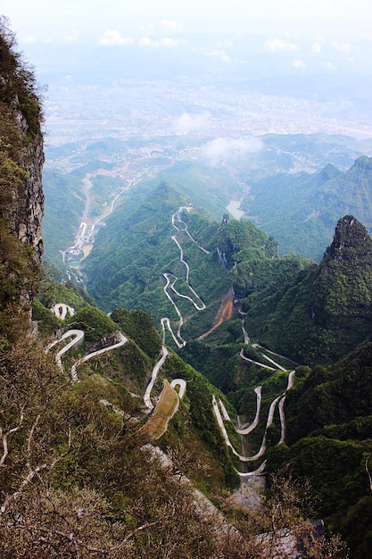 Photo scenic view of green mountains at zhangjiajie national forest park