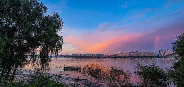 Photo scenic view of hanriver against sky during sunset