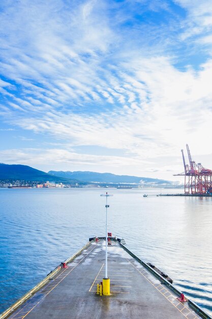 Photo scenic view of harbor against cloudy sky