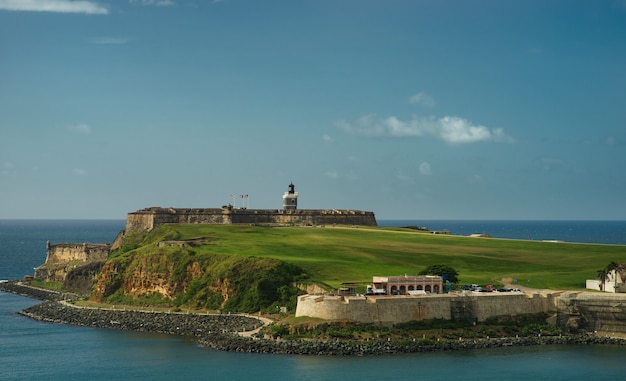 Vista panoramica della storica città colorata di puerto rico in lontananza con forte in primo piano san juan