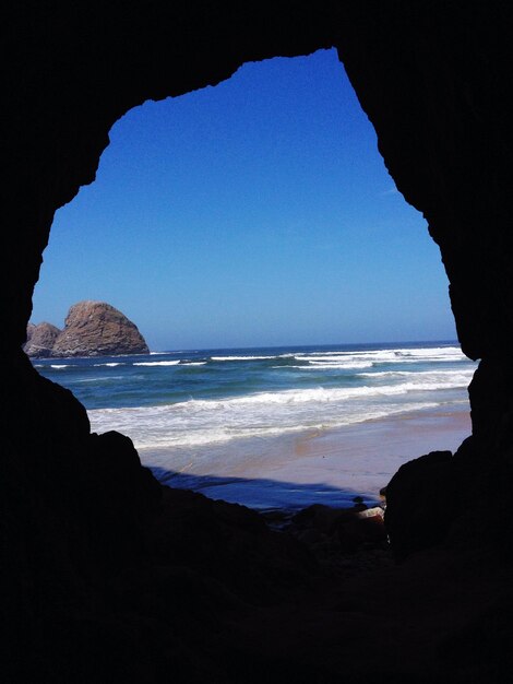 Photo scenic view of horizon from oceanside beach tunnel