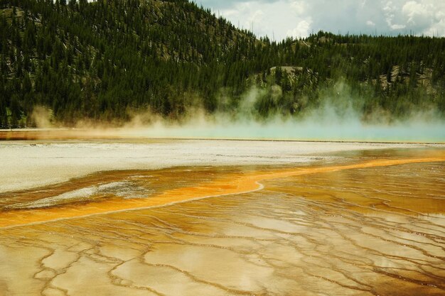 Photo scenic view of hot spring