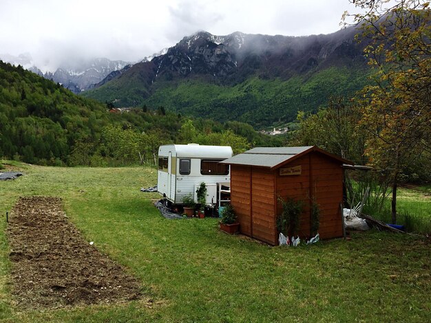 Photo scenic view of house on grassy field