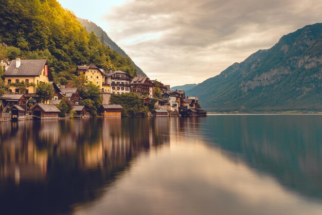 Foto vista panoramica delle case sul lago contro il cielo durante il tramonto