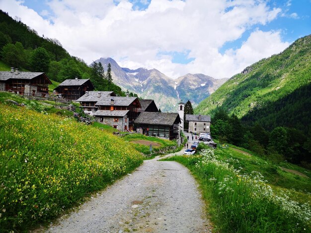 Photo scenic view of houses and mountains against sky