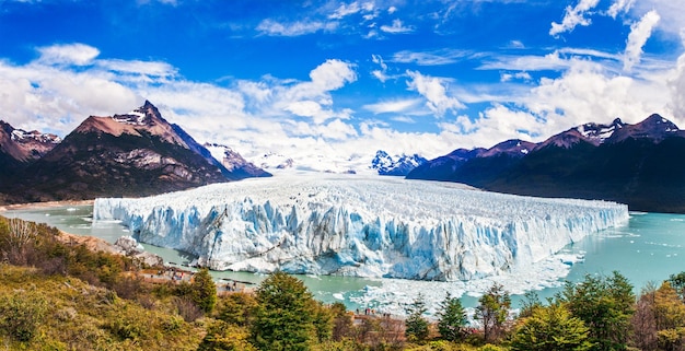 Photo scenic view of iceberg and mountains against sky