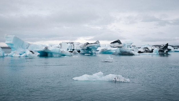 空に照らされた海の氷山の風景