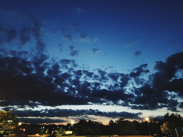 Foto vista panoramica della città illuminata contro un cielo nuvoloso