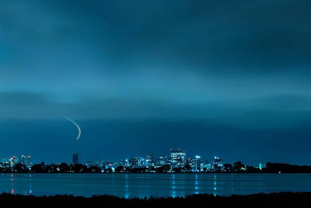 Photo scenic view of illuminated city against sky at night