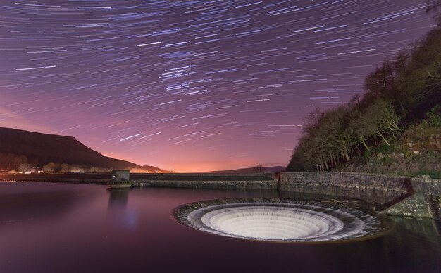 Photo scenic view of illuminated mountains against sky at night