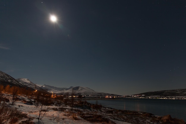 Foto vista panoramica delle montagne illuminate di notte