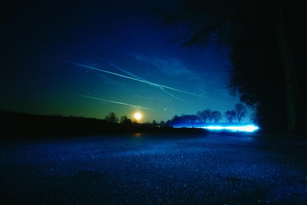 夜空に照らされた虹の風景