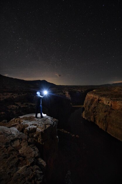 Foto vista panoramica di una roccia illuminata contro il cielo notturno