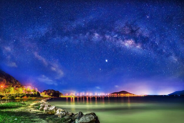 夜空の背景に照らされた星場の風景