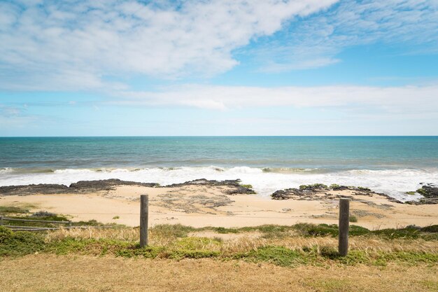 Photo scenic view of the indian ocean and sandy beach at the little coastal town of myalup near bunbury western australia on a cloudy afternoon in spring