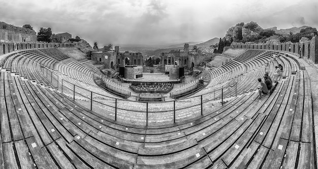 Фото Сценический вид внутри древнего театра таормины, сицилия, италия
