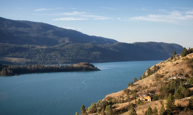 Photo scenic view of kalamalka lake during sunny summer sunrise