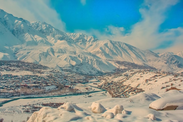 Photo scenic view of kargil town in ut ladakh india covered with snow in day time of a winter season