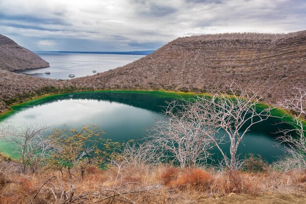 Foto vista panoramica della laguna sull'isola di isabela dal mare contro un cielo nuvoloso