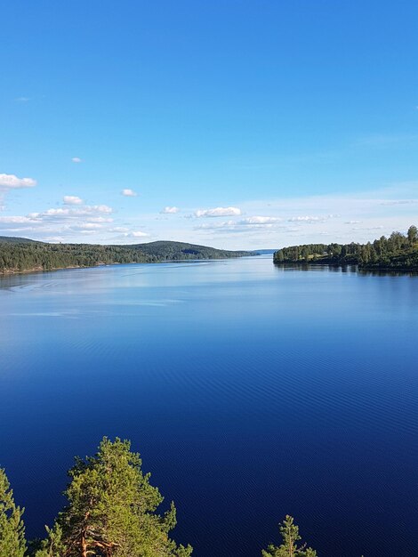 Photo scenic view of lake against blue sky