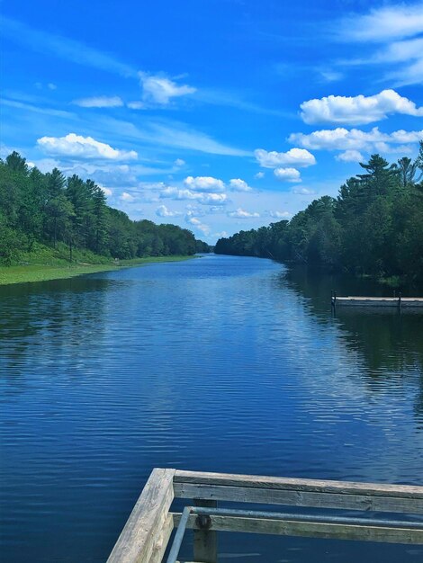 Photo scenic view of lake against blue sky