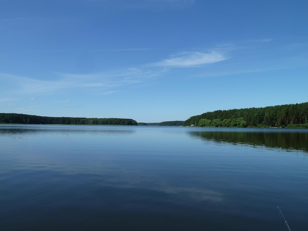 Foto la vista panoramica del lago contro il cielo blu