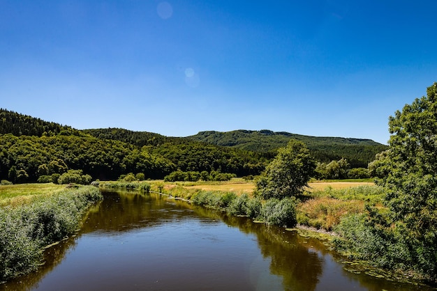 Foto la vista panoramica del lago contro il cielo blu