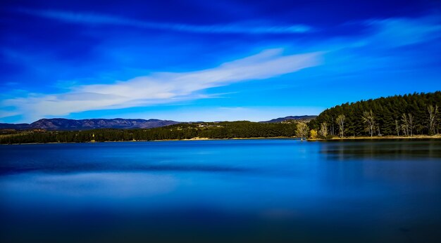 Foto la vista panoramica del lago contro il cielo blu