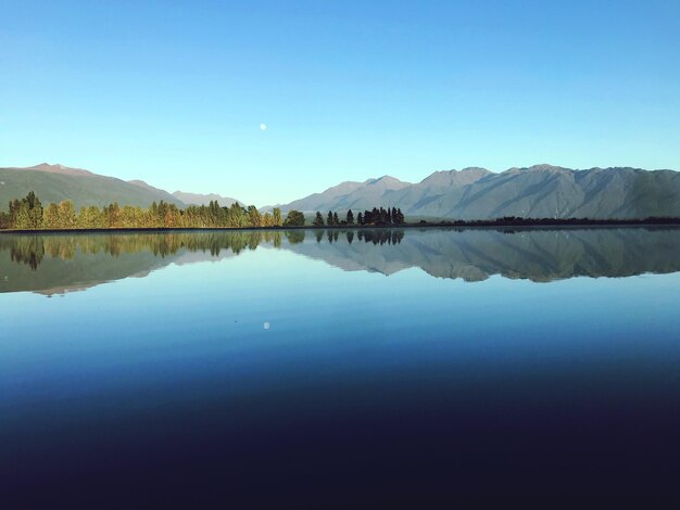 青い空を背景に湖の景色