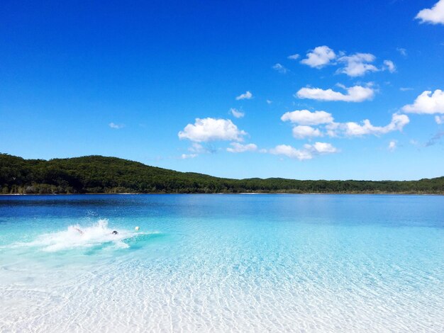 Photo scenic view of lake against blue sky