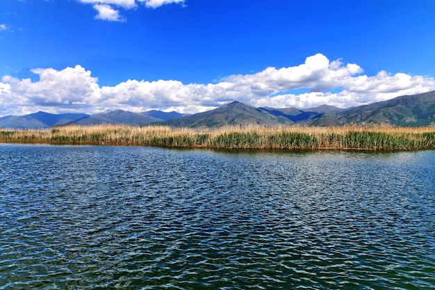 Photo scenic view of lake against blue sky