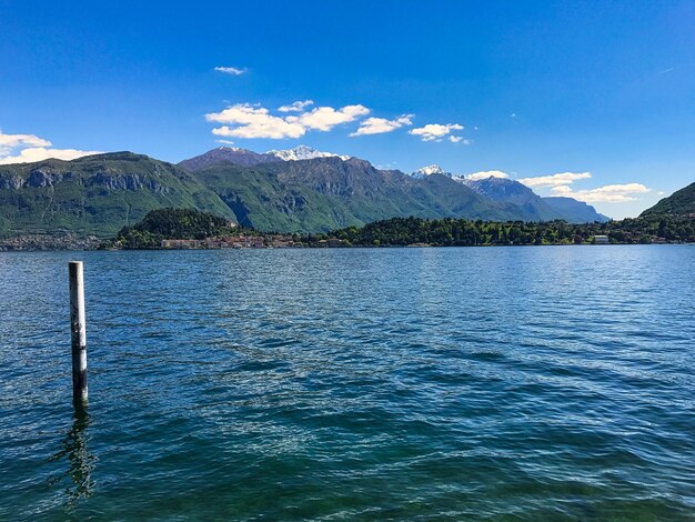 Foto la vista panoramica del lago contro il cielo blu