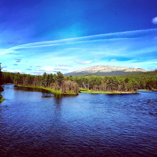 Foto la vista panoramica del lago contro il cielo blu