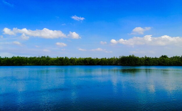 Photo scenic view of lake against blue sky