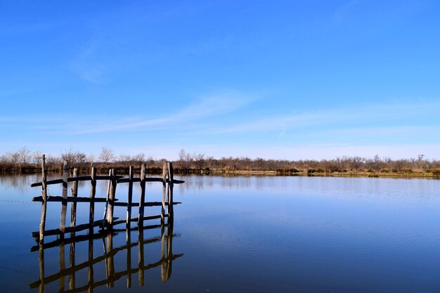 Foto la vista panoramica del lago contro il cielo blu