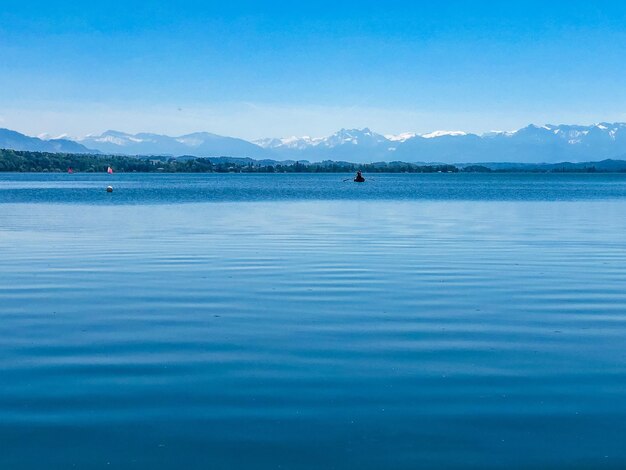 Foto la vista panoramica del lago contro il cielo blu