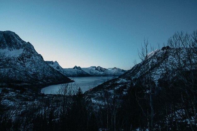 Foto vista panoramica del lago contro un cielo blu limpido durante l'inverno