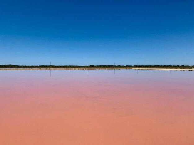 Foto vista panoramica del lago contro un cielo blu limpido