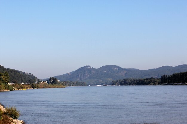 Photo scenic view of lake against clear blue sky