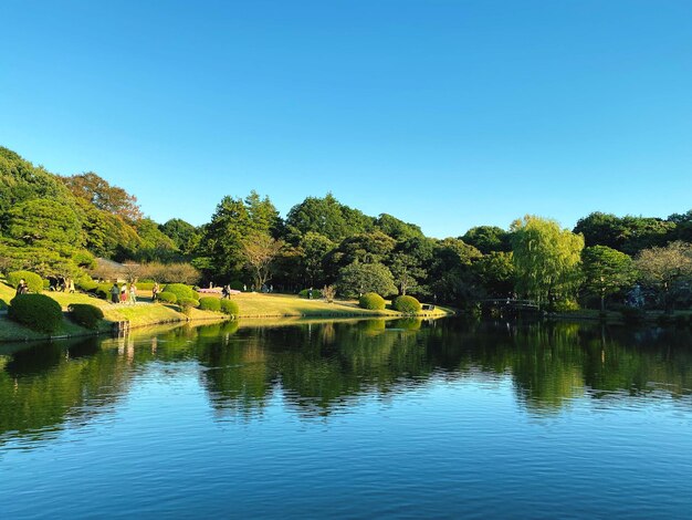 Foto vista panoramica del lago contro un cielo blu limpido