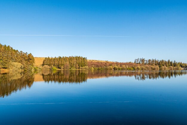 Foto vista panoramica del lago contro un cielo blu limpido