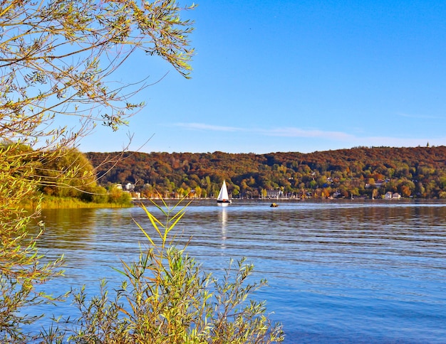 Foto vista panoramica del lago contro un cielo blu limpido
