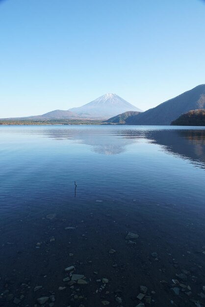 Foto vista panoramica del lago contro un cielo blu limpido