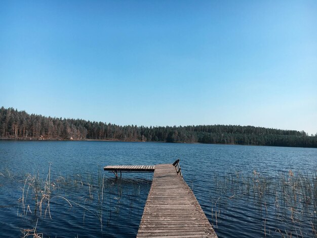 Photo scenic view of lake against clear blue sky