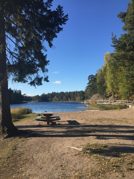 Photo scenic view of lake against clear blue sky