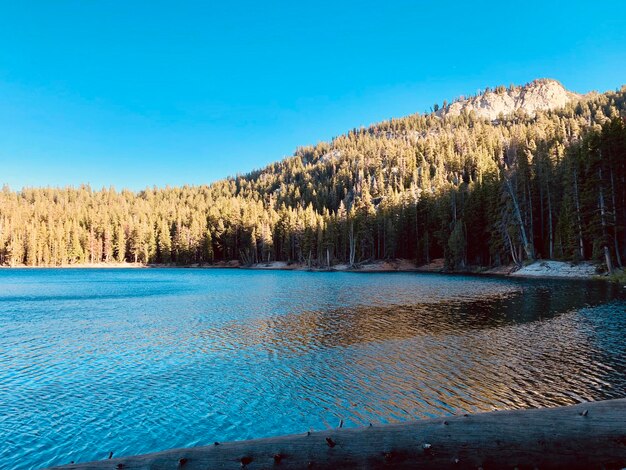 Foto vista panoramica del lago contro un cielo blu limpido