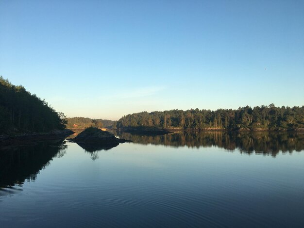 Photo scenic view of lake against clear blue sky