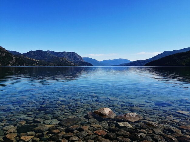 澄んだ青い空に照らされた湖の景色