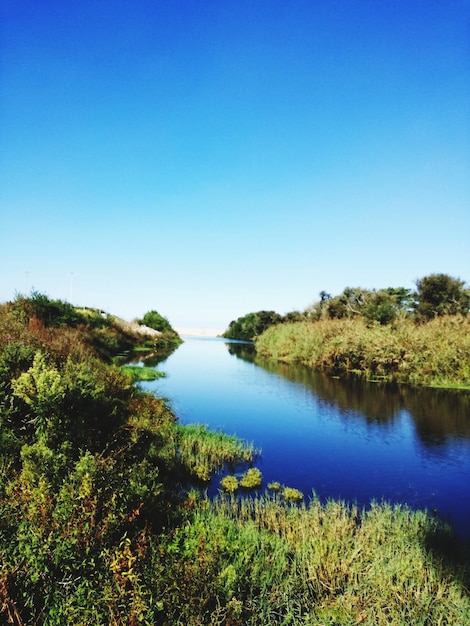 Photo scenic view of lake against clear blue sky